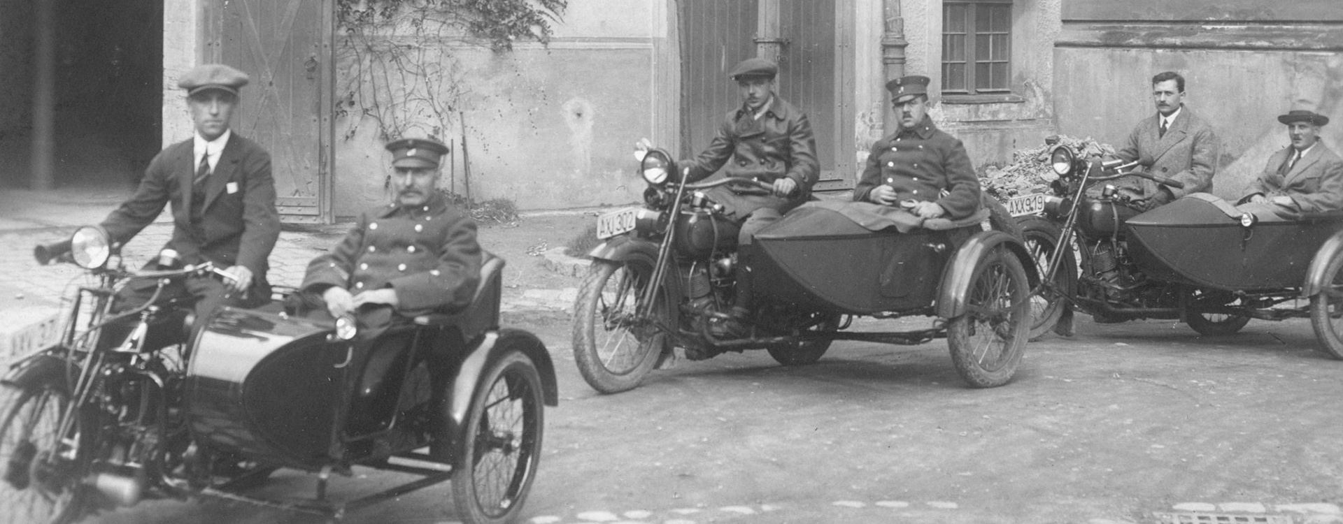 Polizisten auf Motorrädern und in Beiwägen © Polizeimuseum Wien