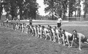 Polizisten sind in Startposition f&uuml;r einen Wettlauf, Zeit unbekannt &copy; Polizeimuseum Wien