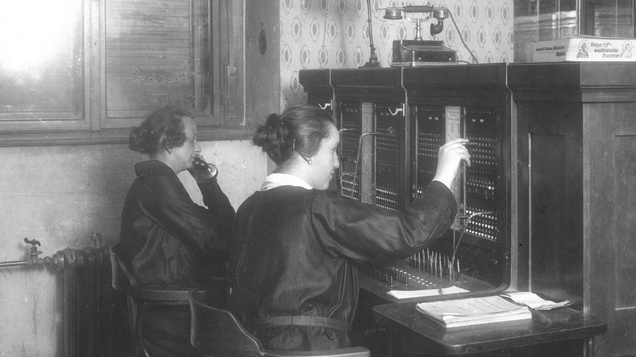 Zwei Telefonistinnen, Zeit unbekannnt. © Polizeimuseum Wien